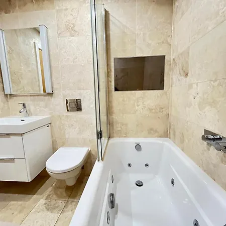 Luxury Riverside Retreat With Bath Jacuzzi London Exterior photo