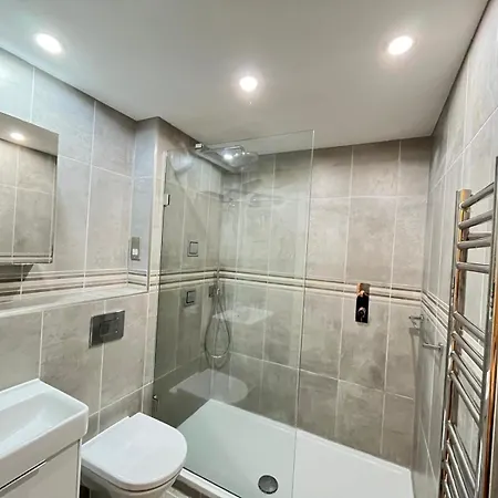 Luxury Riverside Retreat With Bath Jacuzzi London Exterior photo