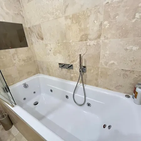 Luxury Riverside Retreat With Bath Jacuzzi London Exterior photo
