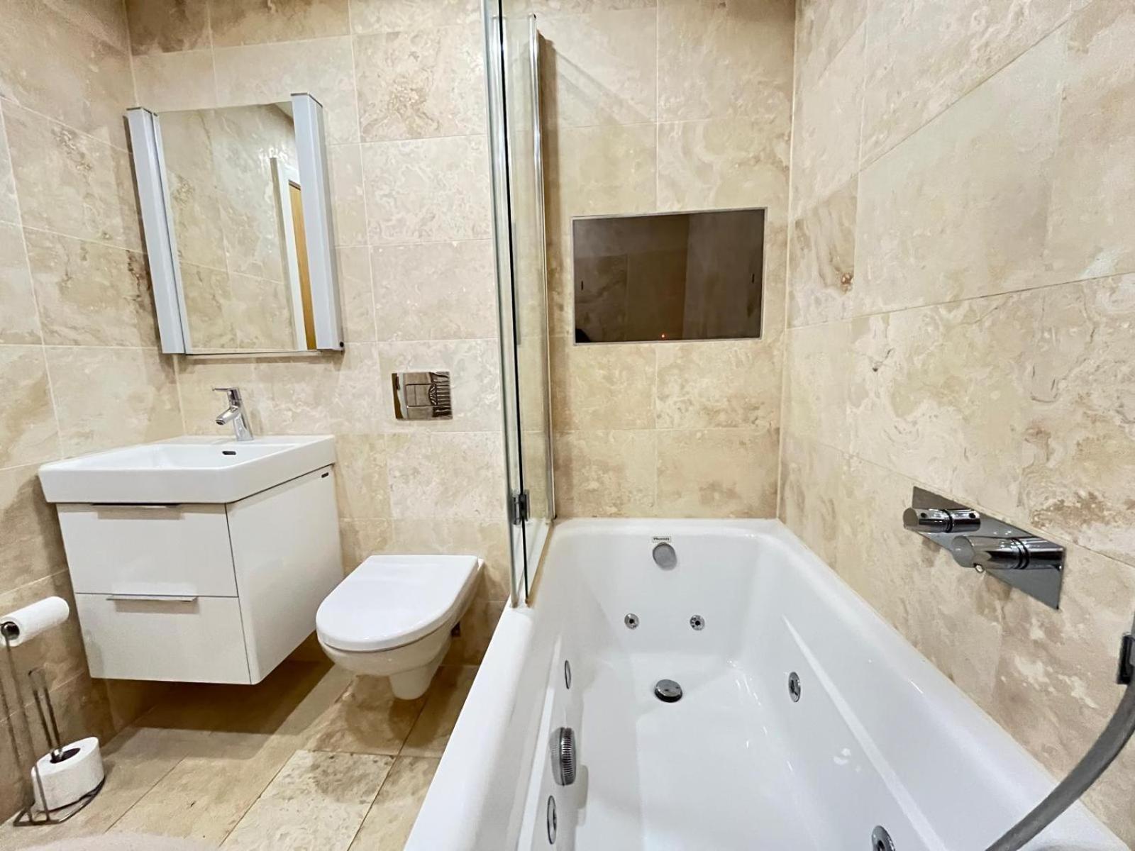Luxury Riverside Retreat With Bath Jacuzzi *