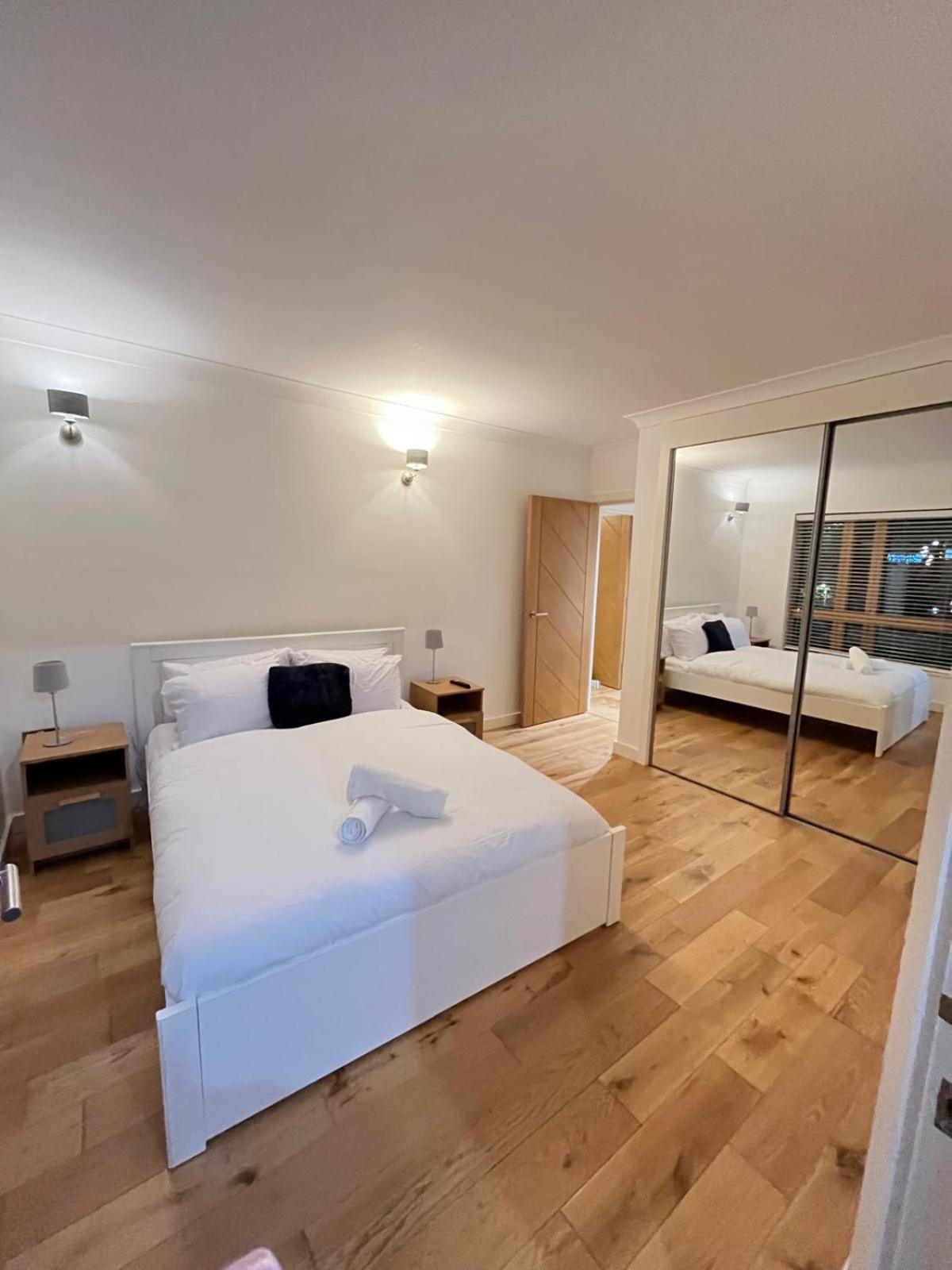Apartment Luxury Riverside Retreat With Bath Jacuzzi London