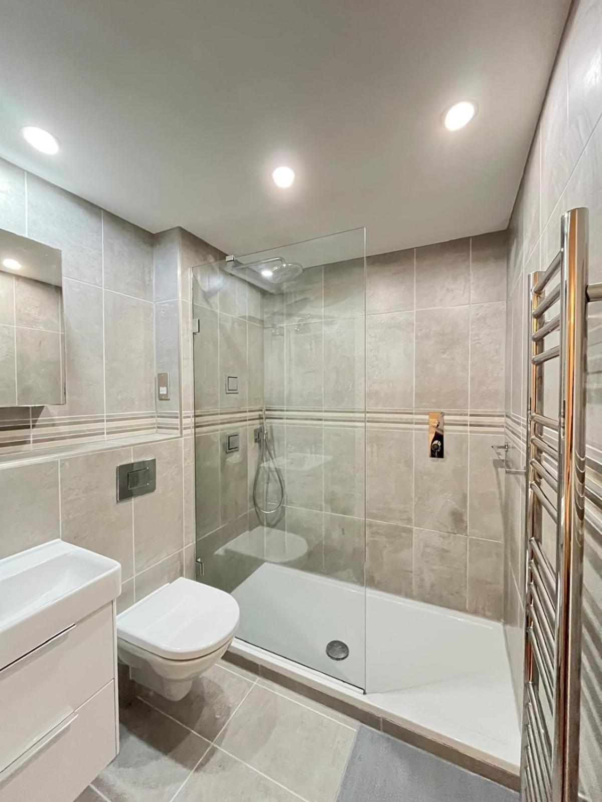 Luxury Riverside Retreat With Bath Jacuzzi London