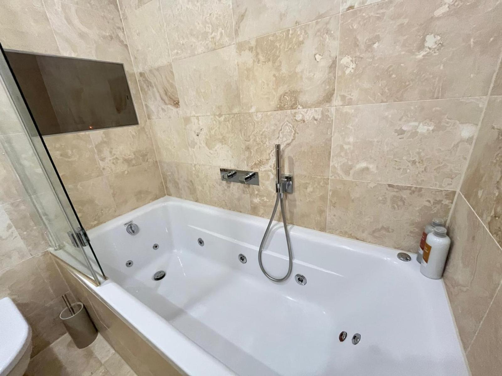 Luxury Riverside Retreat With Bath Jacuzzi Apartment