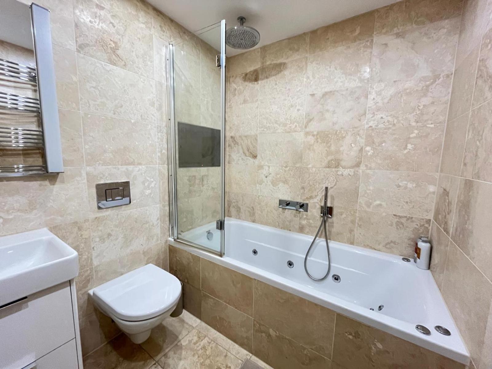 Luxury Riverside Retreat With Bath Jacuzzi Apartment London