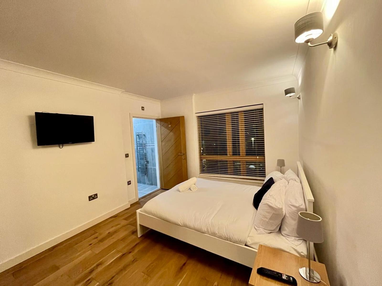 Luxury Riverside Retreat With Bath Jacuzzi Apartment London