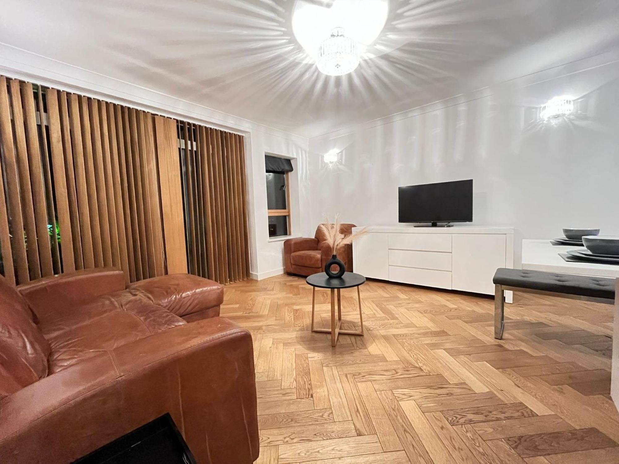 Apartment Luxury Riverside Retreat With Bath Jacuzzi London