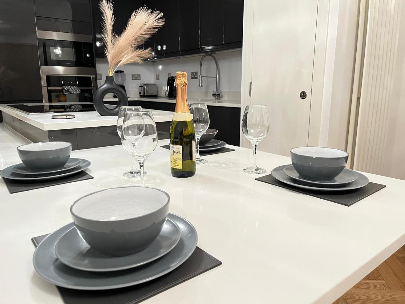 Luxury Riverside Retreat With Bath Jacuzzi Apartment London